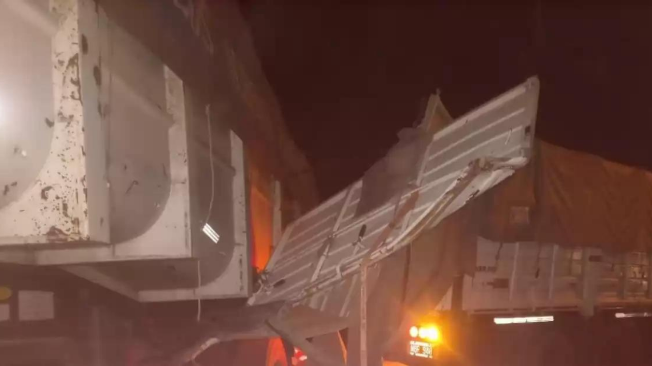 El tren impactó la batea de uno de los camiones, y ésta dio de lleno contra otro transporte sobre la mano contraria. Un camionero debió ser rescatado.