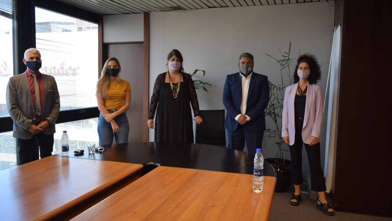 La firma del acuerdo se llevó a cabo en las oficinas de Grupo Provincia y participaron, además, Manuela Robba y Julia Strada, la gerenta general y la directora de Grupo Provincia...