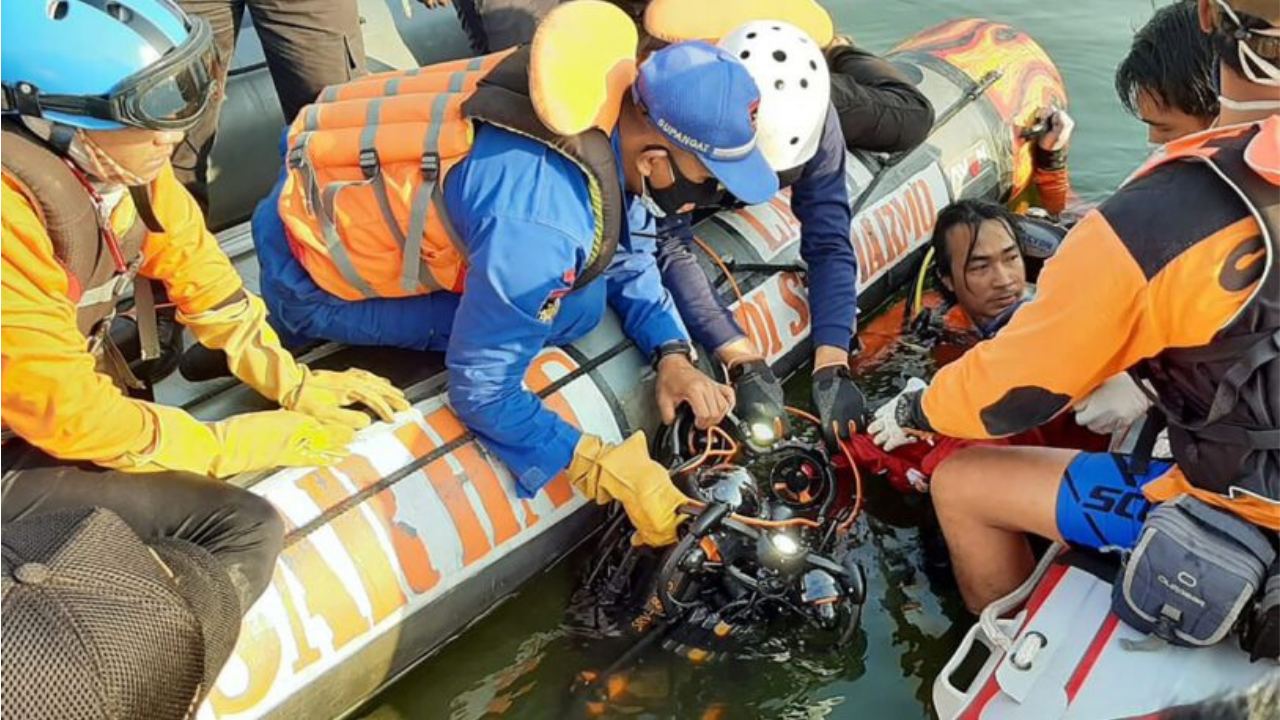 Al menos siete personas murieron en la isla de Java cuando en una embarcación sobrecargada, unos 20 turistas a bordo se agolparon en la borda para tomarse una selfi y cayeron al agua.