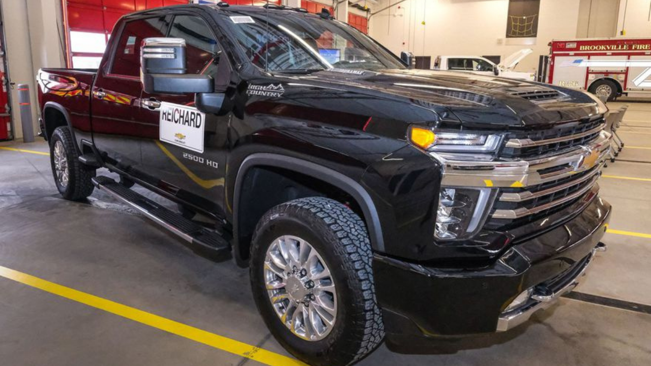 El fabricante de vehículos General Motors llamará a revisión a más de 740.000 automóviles en Norteamérica tras haber detectado problemas en ciertos airbags y en el calentador del motor.