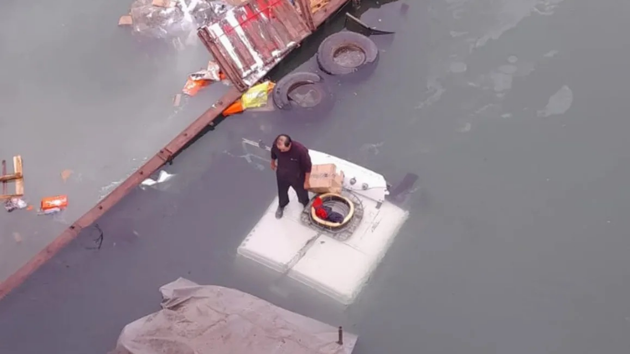 El conductor subió arriba del techo del transporte de carga hasta esperar el auxilio y no presentó lesiones de gravedad. La mercadería se dispersó por el río Neuquén.