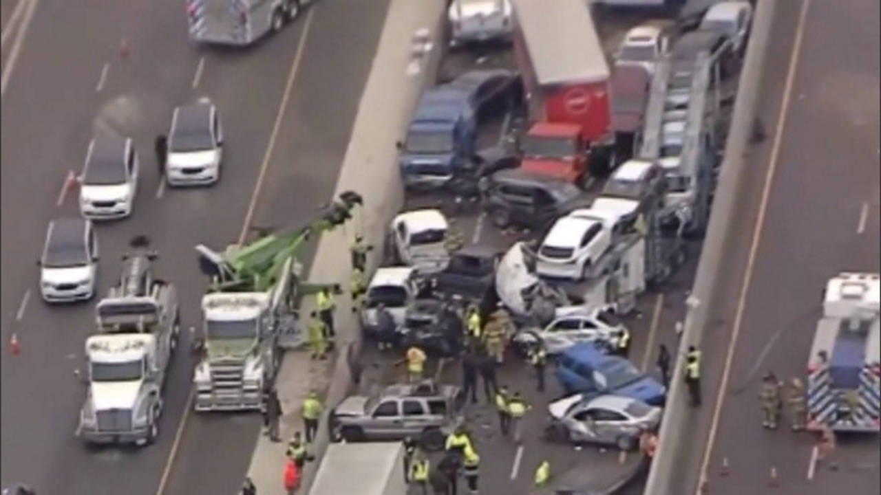 Al menos cinco personas murieron y varias resultaron heridas en un choque múltiple en la autopista I-35W de Texas, al sur de Estados Unidos...