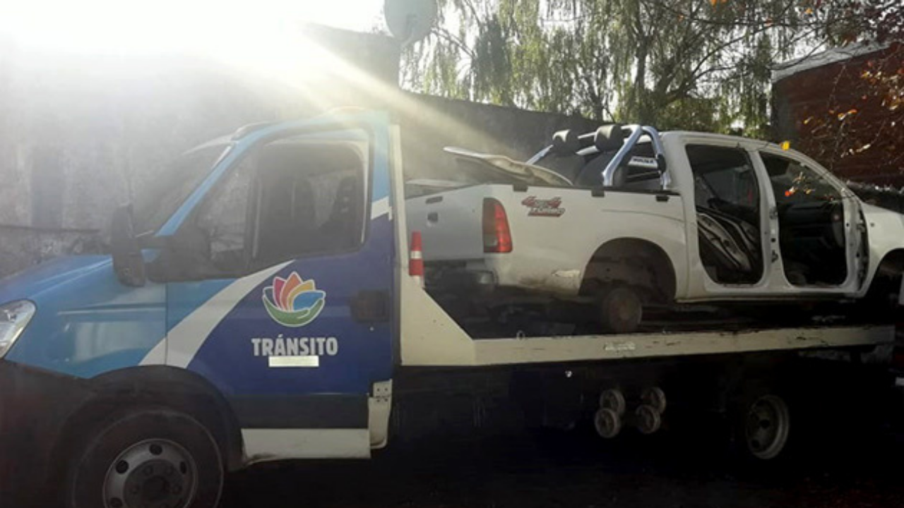 En un desarmadero de Pilar, la Policía encontró una Toyota Hilux que había sido robada días atrás en Belén de Escobar. Dos hombres quedaron detenidos...