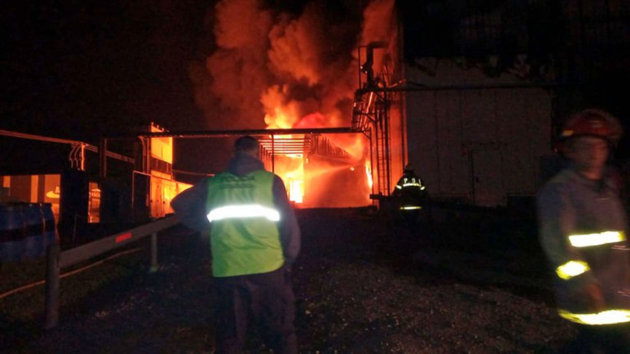 Todos los trabajadores pudieron salir ilesos de las instalaciones. Las llamas se desataron en un sector donde había gran cantidad de polietileno...