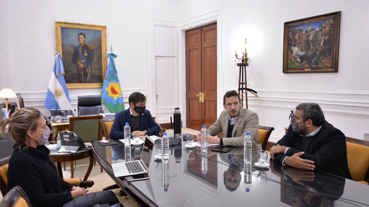 El gobernador Axel Kicillof y el presidente del Banco Provincia, Juan Cuattromo, presentaron acuerdos con los municipios por 1.042 millones de pesos...