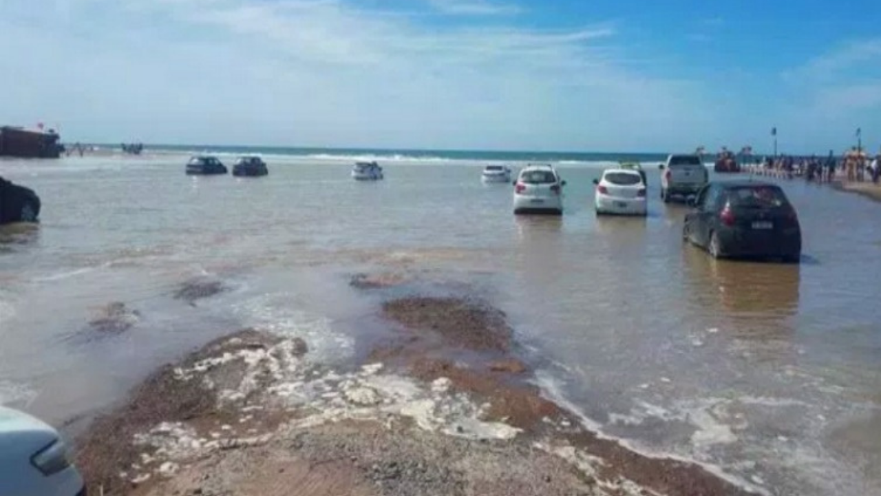 La abrupta subida de la marea en Las Grutas, más específicamente en el balneario de “Las Coloradas”, arruinó este martes decenas de vehículos que estaban estacionados próximos a la costa.