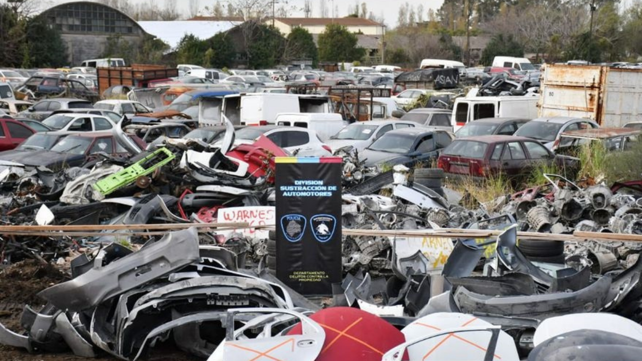 Al cabo de once allanamientos en la Capital y el conurbano fueron recuperadas más de 3700 piezas de coches, todas de origen ilegal; hay ocho imputados...