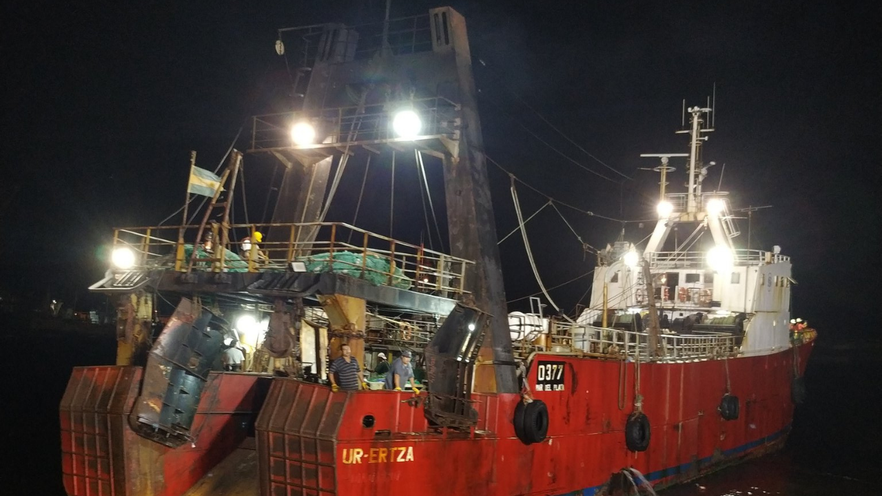 Un marinero de 59 años falleció tras caer al mar desde un barco pesquero que había zarpado desde el puerto de Mar del Plata, y su cuerpo fue hallado sin vida...