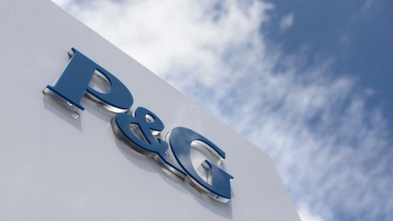 La empresa Procter & Gamble anunció el retiro masivo de más de 30 champús y acondicionadores secos debido a que algunos de ellos podrían contener benceno...