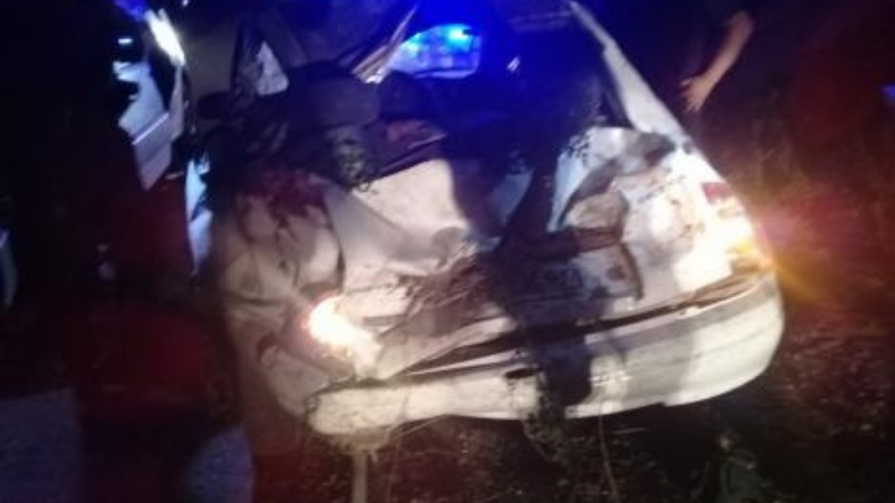 Un hombre (22) perdió la vida luego de caer en una zanja con el auto que manejaba. Una chica de 16 y otro chico de 15 viajaban en el vehículo y sufrieron heridas leves...